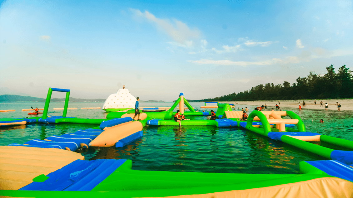 Description: Khu vui chơi dưới nước Cô Tô Park nằm tại khu vực nổi tiếng bãi biển Hồng Vàn.