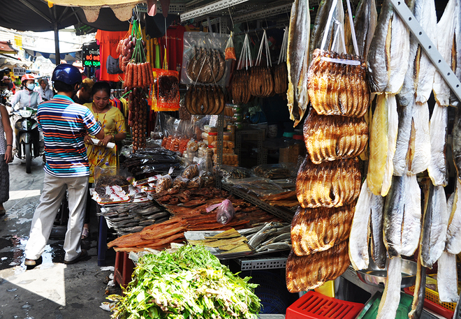 Description: Nằm sâu trong con hẻm nhỏ trên đường Lê Hồng Phong, quận 10, TP HCM, chợ Campuchia, hay còn gọi là chợ Miên, chợ Cam gồm hàng chục gian hàng lớn nhỏ chuyên kinh doanh sỉ lẻ các loại đặc sản được mang đến từ xứ Angkor.