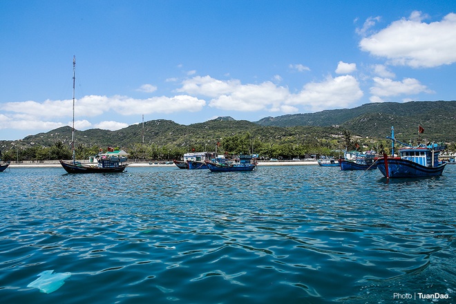 Description: Vĩnh Hy là một vịnh nhỏ cách thành phố Phan Rang (Ninh Thuận) 45 km. Bến tàu tại vịnh Vĩnh Hy là nơi các tàu đánh cá và tàu du lịch neo đậu. Ở đây có 4 nhà tàu vận chuyển hành khách tham quan vịnh. Rất nhiều tour cho bạn chọn như đi tàu tham quan vịnh, lặn biển ngắm san hô, đi tàu ra Hang Rái,…