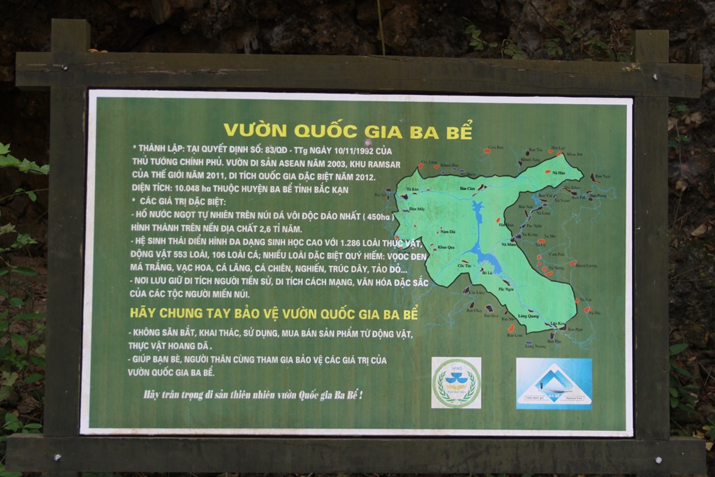 Description: Hồ Ba Bể nằm trong Vườn Quốc gia Ba Bể Hồ thuộc xã Nam Mẫu, huyện Ba Bể, tỉnh Bắc Kạn, cách Hà Nội 230 km. Người dân địa phương gọi Ba Bể là Slam Pé, nghĩa là ba hồ. Tên gọi này xuất phát từ việc hồ là nơi tụ lưu của 3 nhánh sông Pé Lầm, Pé Lù và Pé Lèng.