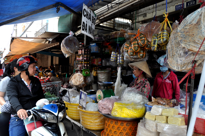 Description: Nằm sâu cuối đường Trần Mai Ninh, quận Tân Bình, chợ Phường 11 hay còn gọi chợ Quảng là nơi bán đầy đủ đặc sản của người miền Trung.