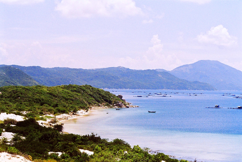 Description: Khung cảnh nhìn từ bán đảo Đầm Môn. Ảnh: kado33