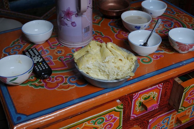 Description: Bơ làm từ sữa bò Yak có bán ở chợ địa phương khá nhiều. Bơ có mùi thơm nhẹ, ít béo như bơ đặc, dùng pha với trà xanh để uống tăng nhiệt và chống lạnh cực tốt. Đây là một trong những đặc sản của người dân du mục ở Mông Cổ.