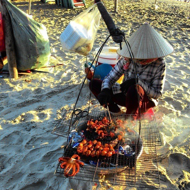 Description: Tại đây bạn có thể thưởng thức các món hải sản nướng ngay trên biển với giá tầm 35 - 50.000 đồng/hộp. Ảnh: instagram
