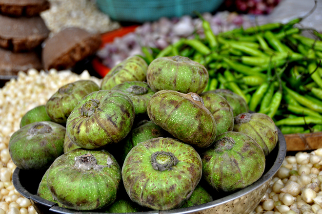 Description: Trái vả được đưa vào từ Huế. Ớt xanh đến từ Quảng Nam.