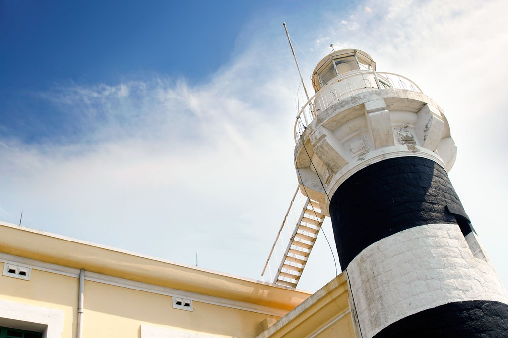 Description: Phần tháp đèn hải đăng Hòn Lớn cao 16m, có 2 màu sơn chính là trắng và đen.
