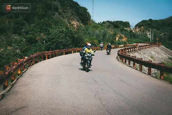 Description: Hãy chọn xe máy để vi vu quanh con đường phía Đông của tỉnh, tận hưởng cảm giác vừa chạy xe, vừa được phóng tầm mắt xuống biển Trung Lương