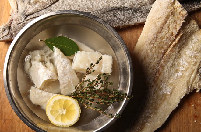 Description: Người Đan Mạch ăn cá tuyết hấp, trong khi ở Italy, món cá tuyết muối phơi khô được các gia đình làm suốt từ Giáng sinh tới năm mới. Đức và Ba Lan lại có món cá trích muối để có được may mắn. Ảnh: Nytimes.