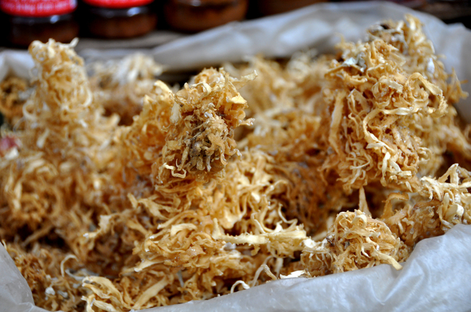 Description: Rong biển thu hoạch từ các vùng biển ở tỉnh Quảng Ngãi. Đây là loại thực phẩm được nhiều người miền Trung xa quê ưa thích.
