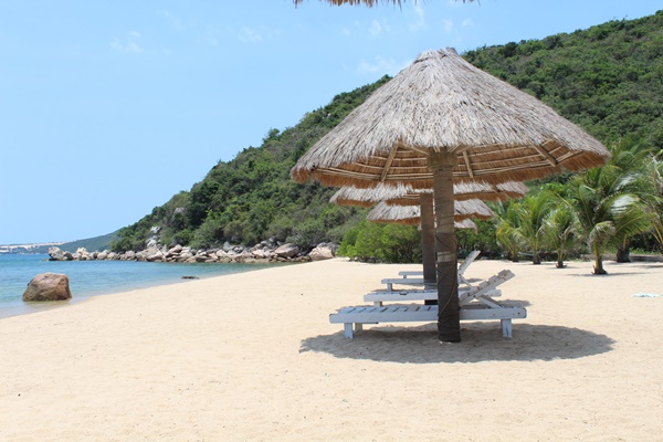 Description: Sau khi tắm biển thỏa thích, bạn có thể nghỉ ngơi ngắm trời mây hoặc phơi nắng trên những chiếc ghế nghỉ được dựng sẵn trên bãi biển.