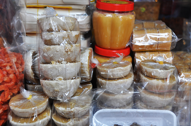 Description: Ngoài khô mắm, đường thốt nốt cũng được nhiều tiểu thương bày bán. Thành lập từ hơn 20 năm nay, chợ Campuchia Lê Hồng Phong là chợ duy nhất tập trung tất cả các mặt hàng thực phẩm của Campuchia. Tiểu thương của chợ hầu hết là người Việt từng sang sinh sống tại Campuchia hoặc người Việt gốc Khơ Me.