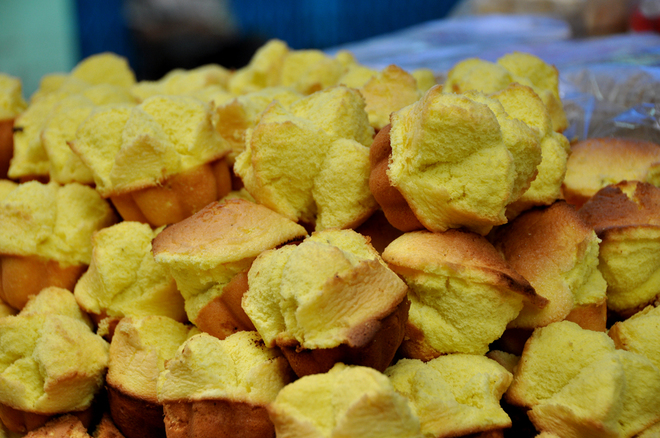 Description:  Cùng với các món bánh mang hương vị quê hương như bánh ram ít, bánh bột lọc, bánh bèo, bánh thuẫn - món quà mang vị ngọt béo cũng có mặt tại chợ bà Hoa.