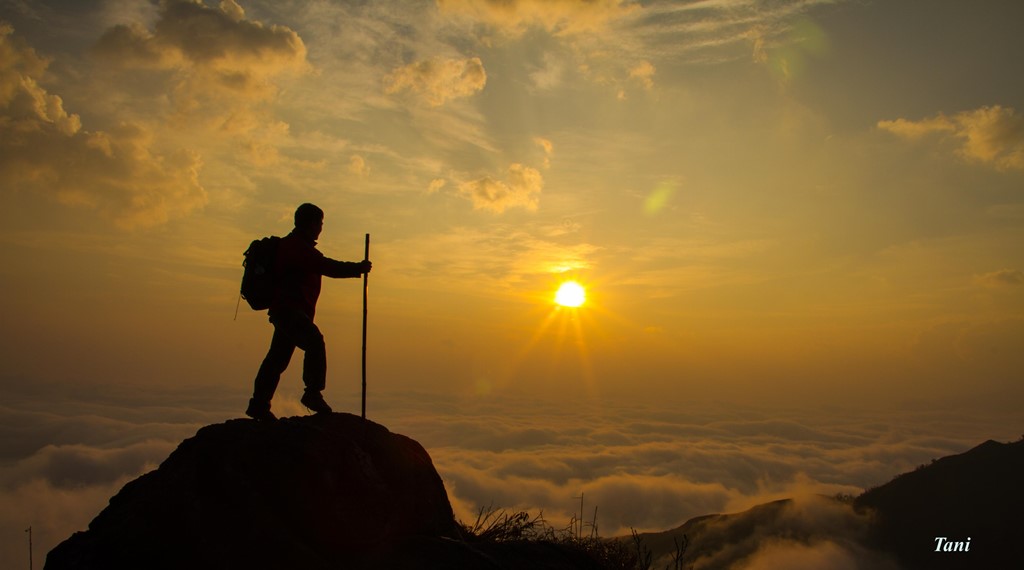 Description: Ngắm mặt trời mọc ở núi Muối trước khi trở về là mong muốn của tất cả những người leo Bạch Mộc Lượng Tử.