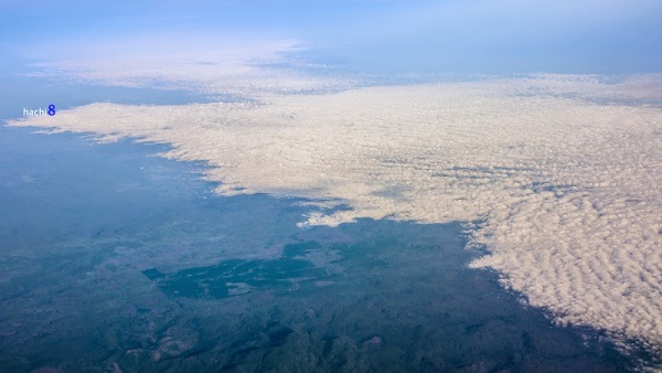 Description: Biển mây tuyệt đẹp nhìn từ máy bay.
