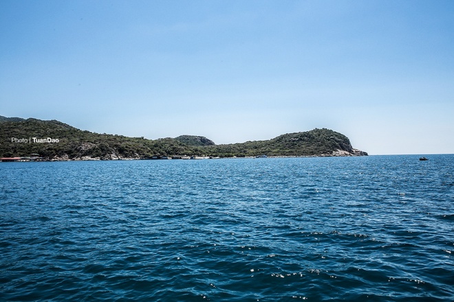 Description: Ngồi tàu từ vịnh, du khách có thể lênh đênh trên biển ngắm nhìn toàn cảnh đảo cá Heo, đảo Rùa, … hay các ngư dân đang đánh bắt tôm hùm, cá chẽm, hai trong số hải sản nổi tiếng của vịnh.