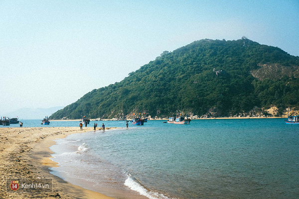 Description: Vài bãi biển ở Bình Định có biển và núi gần như ngay sát cạnh nhau.
