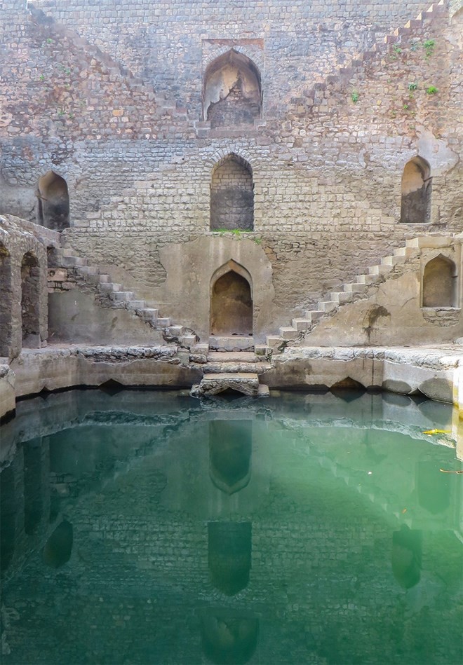Description: Hàng nghìn giếng nước đã được xây dựng tại Ấn Độ khoảng giữa những năm 200 và 400 như các những mương nước bình thường, sau đó dần dần chúng được phát triển thành những công trình kỹ thuật và nghệ thuật phức tạp hơn rất nhiều.