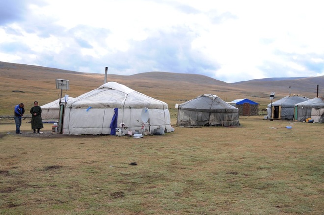 Description: Nét hấp dẫn trong lịch sử và văn hoá Mông Cổ chính là cuộc sống nhà lều (người địa phương gọi là Ger) trên thảo nguyên mênh mông. Điều này hầu như không thể tìm thấy ở bất kỳ nơi nào trên trái đất, kể cả Tây Tạng và Nội Mông. Dân số nước này chỉ có hơn 3 triệu, trong khi thủ đô đã chiếm hơn 1,5 triệu nên số còn lại trải đều trên khắp diện tích bao la. Họ ở trong những căn nhà lều của mình với lối du mục đây đó.
