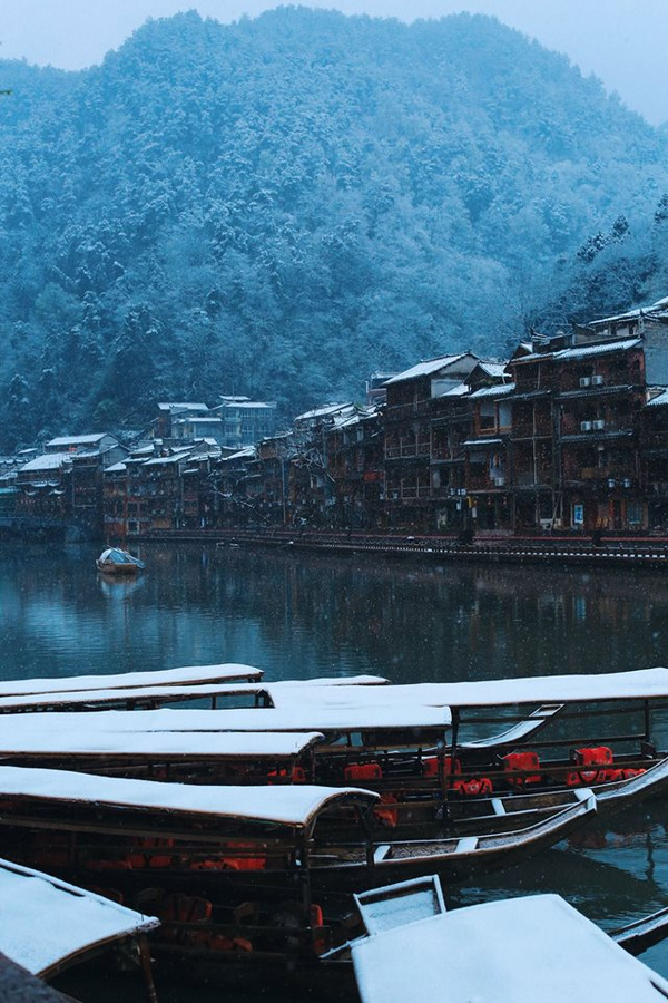 Description: Tuyết rơi phủ kín những mái thuyền và cây cối trên sông Đà Giang.