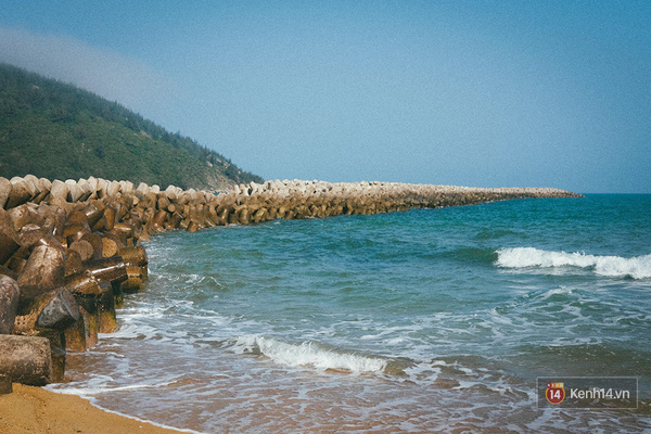 Description: Nét đẹp của Biển Đề Gi với rừng dương liễu, đê chắn sóng, bãi cát dài và làn nước xanh mát