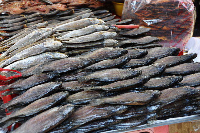 Description: Chợ cũng bày bán nhiều khô cá sặc. Đặc điểm của khô cá sặc Campuchia là vị mặn vừa phải, con cá khô vừa tươi vừa khô ráo. Đây là loại nguyên liệu phù hợp cho món gỏi xoài.
