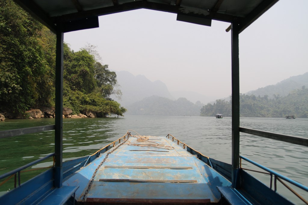 Description: Phương tiện chở khách trên hồ là thuyền máy mô phỏng thuyền độc mộc xưa của người dân tộc Tày. Bạn có thể thuê một chiếc thuyền khám phá những thắng cảnh ở Ba Bể cả ngày.