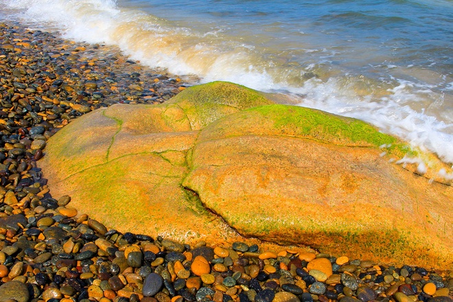 Description: Những lúc thủy triều xuống quang cảnh càng ngoạn mục hơn với vô số những tảng đá mấp mô rêu phủ xanh rì. 
