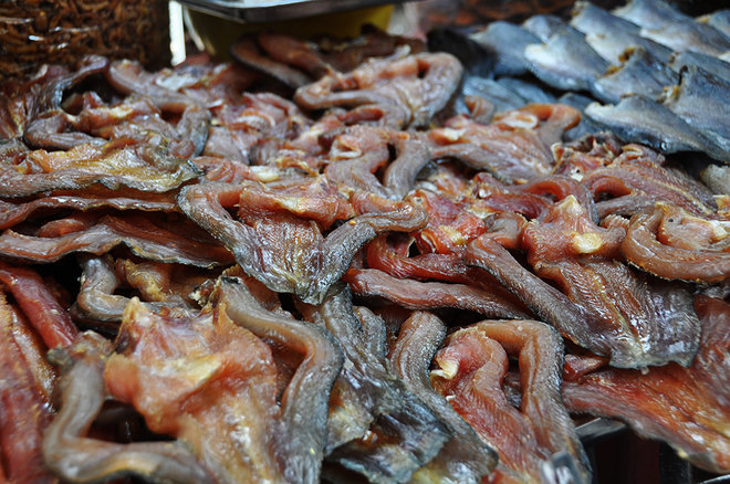 Description: Khô cá lóc đồng được xẻ như hình bàn tay ướp với tỏi ớt, tiêu và muối. Loại khô này có thể chiên ăn với cơm trắng.