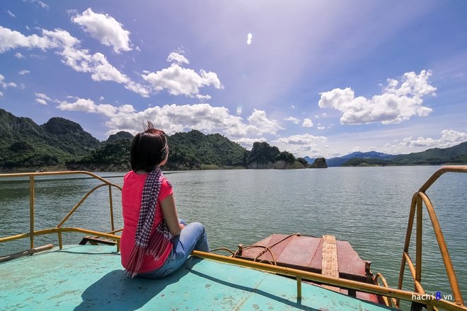 Description: Tới Thung Nai, điều thú vị nhất là được ngồi thuyền dạo quanh lòng hồ sông Đà. Vừa đi vừa ngắm nhìn phong cảnh kỳ vĩ của núi non, đôi lúc bạn bắt gặp những hòn đảo nhỏ, trông khá giống cảnh ở Hạ Long.