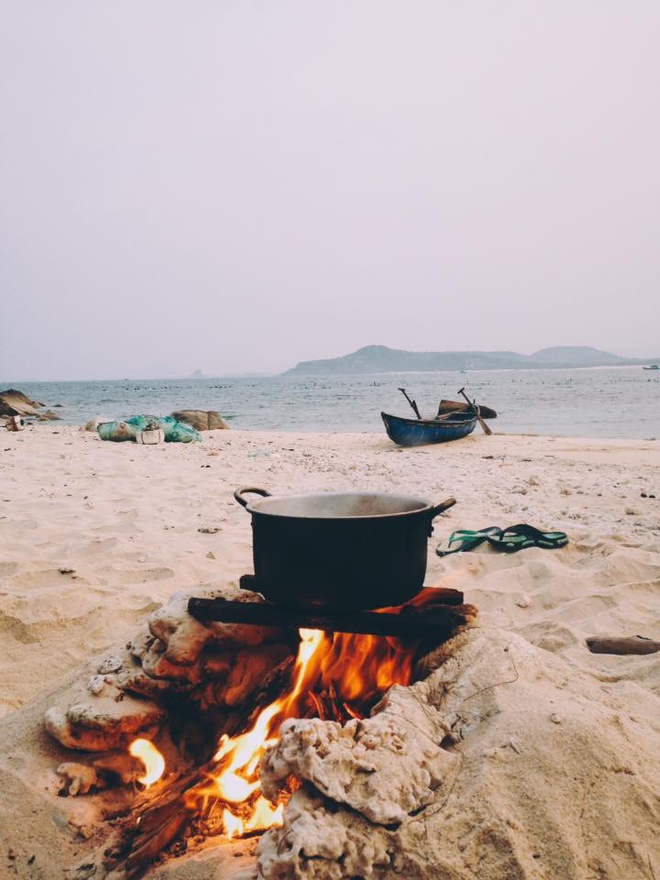 Description: Du khách có thể trải nghiệm nấu ăn bằng bếp dã chiến được thiết kế ngay trên bãi biển.