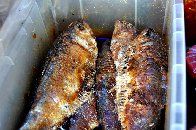 Description: Mắm cá mòi, món ăn ngon cơm cũng được bày bán tại một số quần sạp. Cá làm mắm là loại cá tươi được đánh bắt tại các vùng biển miền Trung.
