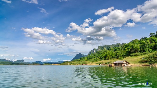 Description: Thung Nai có nhiều bản làng nhỏ lẻ nhưng thanh bình. Các hộ dân chủ yếu sống mưu sinh bằng nghề nuôi cá lồng trên hồ.