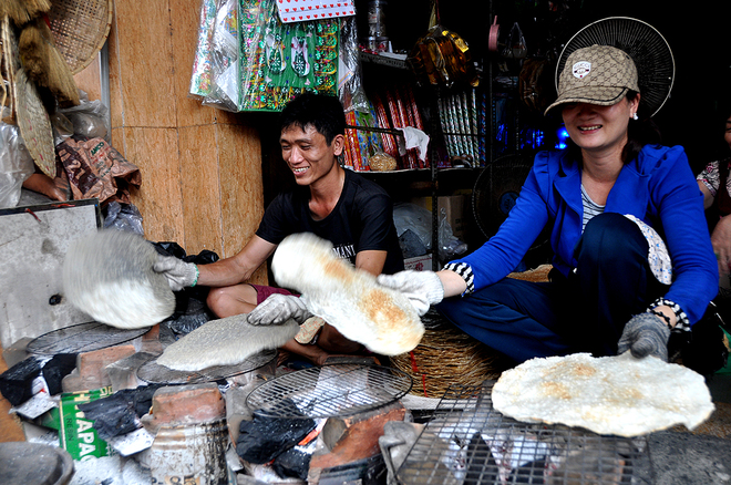 Description: Bánh tráng đặc sản xứ Quảng được người bán nướng luôn tại chỗ có hương vị thơm béo đặc trưng.