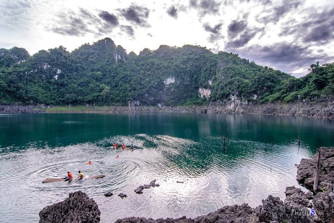 Description: Một trong những điểm nhấn đặc biệt của Thung Nai là hồ trên núi đá. Du khách phải băng qua những lối mòn nhỏ hẹp xuyên rừng cây rậm rạp để tới được lòng hồ xanh thẳm.