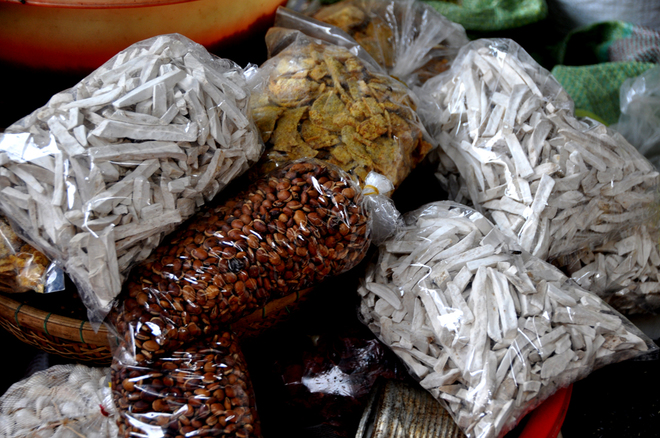 Description: Hạt, củ sấy khô là mặt hàng thường thấy tại các quầy sạp.