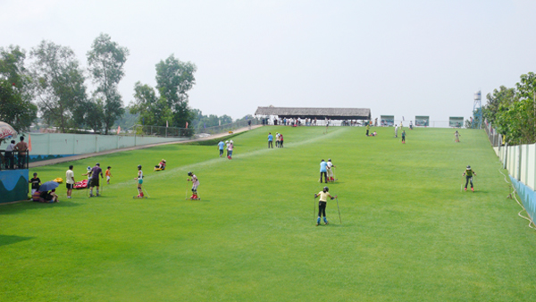 Description: Trượt cỏ là một hoạt động được rất nhiều du khách yêu thích ở khu du lịch Vườn Xoài. Ảnh: ST