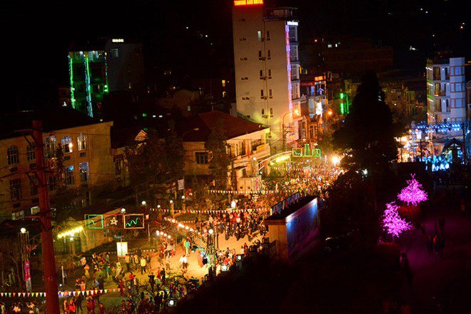 Description: Năm nay, lễ hội Hoa Tam giác mạch được mở vào ngày 15-10, lễ hội làm cho Thị trấn Đồng Văn trở nên đông đúc. Ban đêm Khu phố cổ tấp nập khách du lịch đi dạo và thưởng thức đặc sản của Đồng Văn- Hà Giang. 