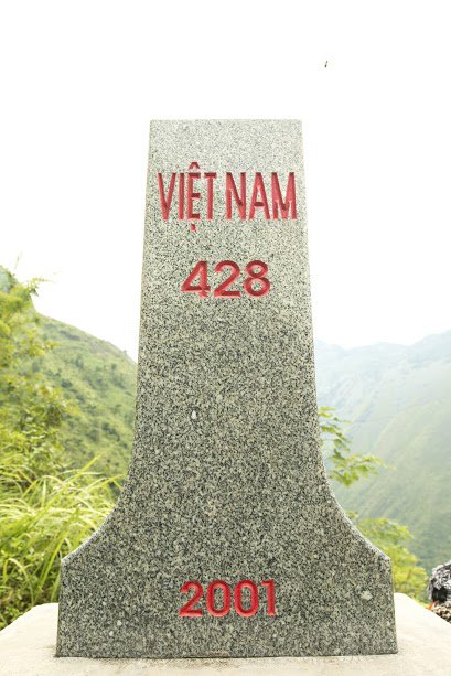 Description:  Cột mốc 428 đứng hiên ngang chia cắt giữa Việt Nam và Trung Quốc. Ảnh: Thành Trần Minh