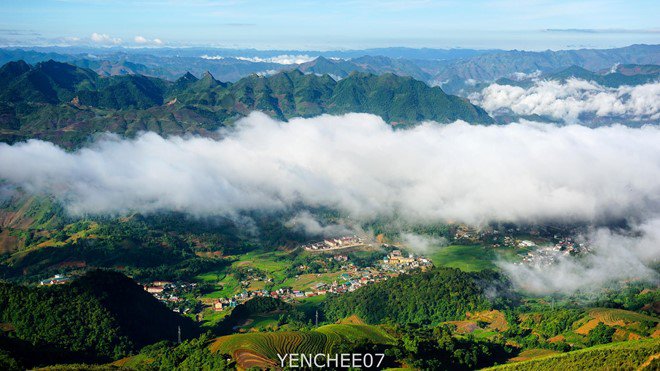 Description: Đứng từ trên xã Tà Xùa, có thể quan sát toàn cảnh thị trấn Bắc Yên, lấp ló sau làn mây trắng. 