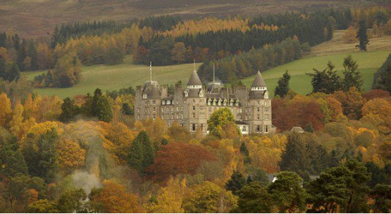 Description: Cây cối vây quanh cung điện Atholl ở Pitlochry, Scotland