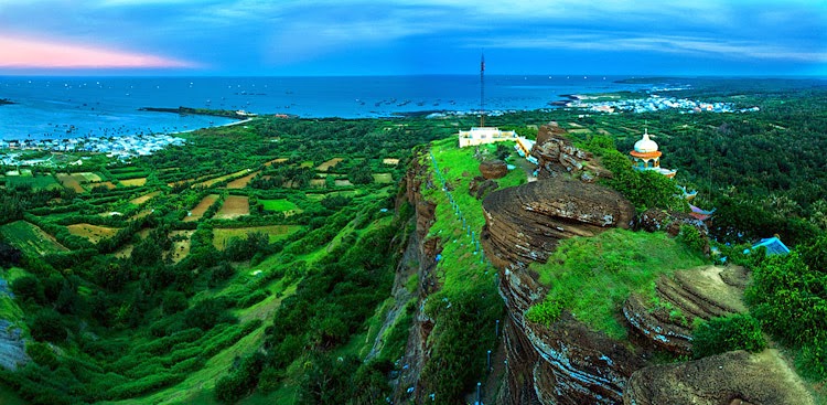 Description: Toàn cảnh đảo Phú Quý nhìn từ trên cao. Ảnh: standup