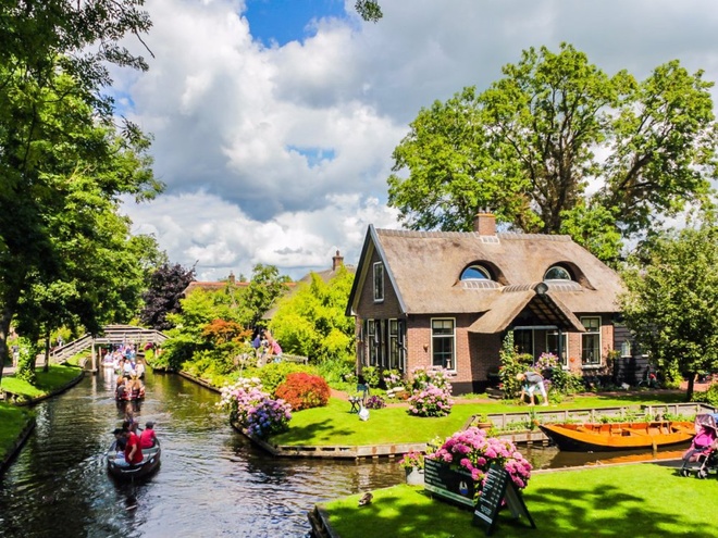 Description: Ngôi làng Giethoorn được mệnh danh là Venice của Hà Lan. Làng nằm ở trung tâm của hệ thống kênh Overijssel nên có phong cảnh rất nên thơ. Bên trong và bao bọc quanh làng có khoảng 88 km đường sông. Nhiều bảo tàng, nhà hàng du khách cũng có thể tới được bằng cách đi thuyền.
