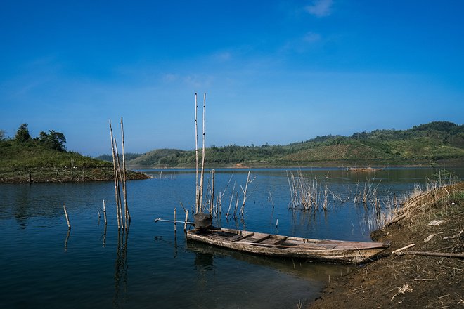 Description: Tà Đùng nằm ở khu vực thượng nguồn của hệ thống sông Đồng Nai, có các dự án thủy điện Đồng Nai 3 và 4 đang hoạt động. Một số đảo ở đây có diện tích khá lớn thuận lợi cho phát triển du lịch sinh thái. Đứng từ trên cao nhìn xuống, mặt nước trong xanh, phẳng lặng của hồ Tà Đùng như được điểm xuyết bởi vô số hòn đảo nhỏ nổi lên.