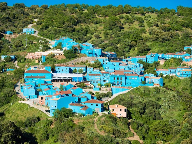 Description: Júzcar là một ngôi làng nhỏ tọa lạc ở thung lũng Valle del Genal ở Andalusia, Tây Ban Nha. Toàn bộ ngôi làng được sơn màu xanh da trời từ năm 2011 để làm bối cảnh bộ phim Smurfs 3D và vẫn được giữ gìn đến nay như một nét đặc trưng. 