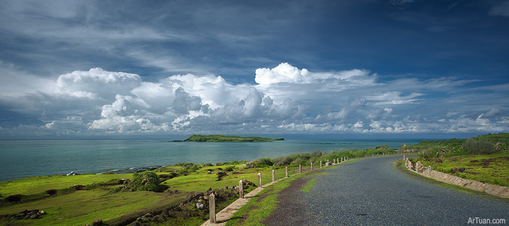 Description: Con đường tuyệt đẹp trên đảo, phía xa xa là hòn Tranh. Ảnh: Lê Anh Tuấn/flickr.com