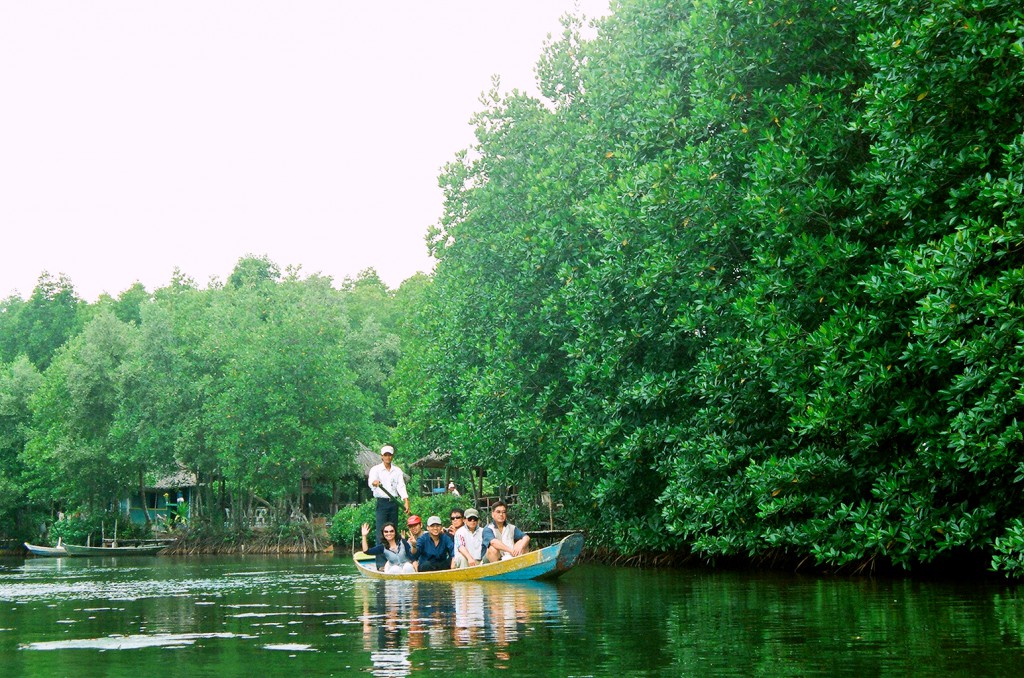 Description: Đi thuyền trong rừng quốc gia Nam Cát Tiên